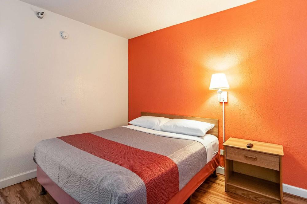Queen Room - Disability Access - Non-Smoking interior